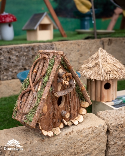 Nichoir en bois de style maisonnette en forme de cœur